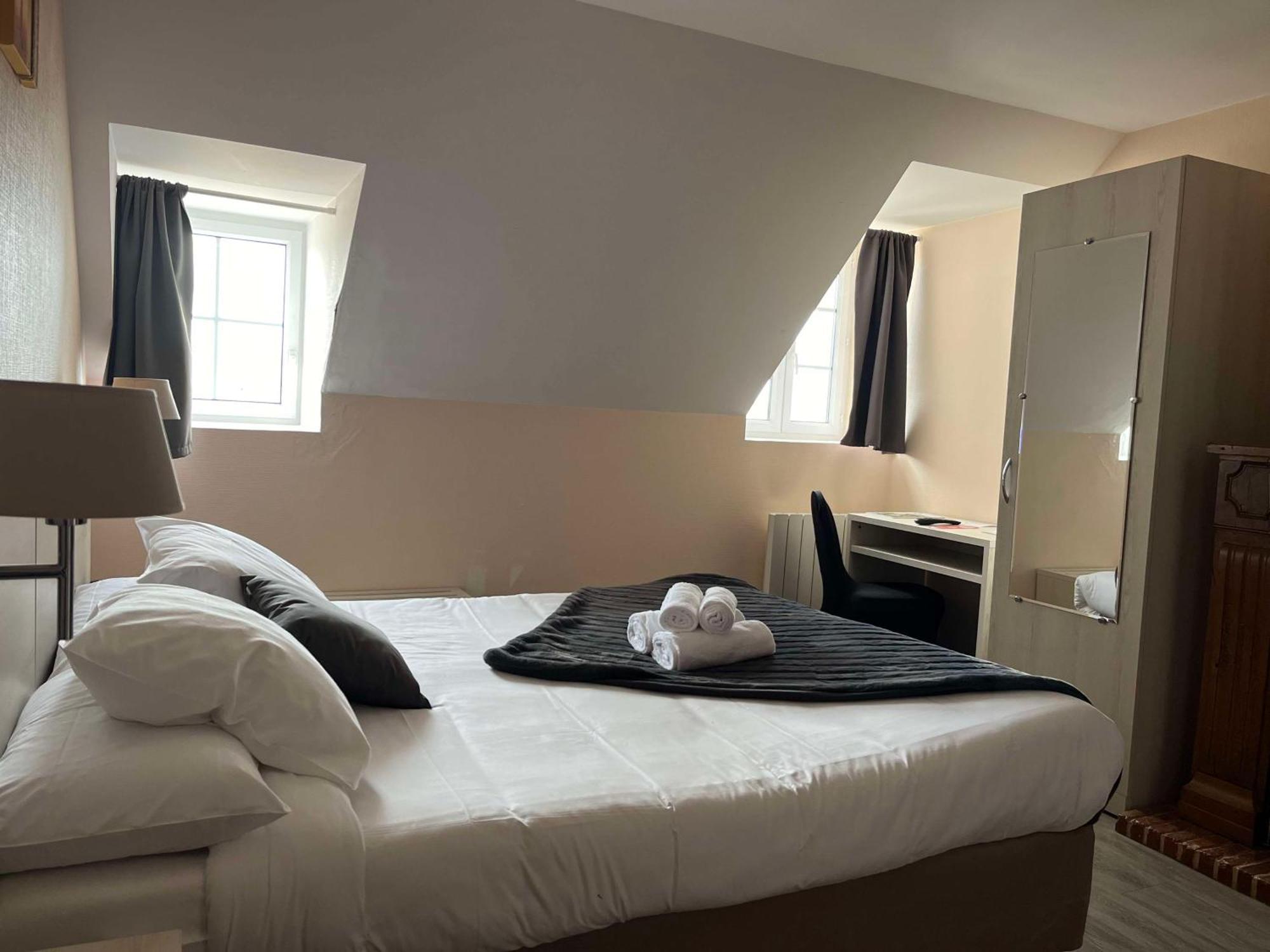 Brit Hotel Du Dauphin LʼAigle Εξωτερικό φωτογραφία
