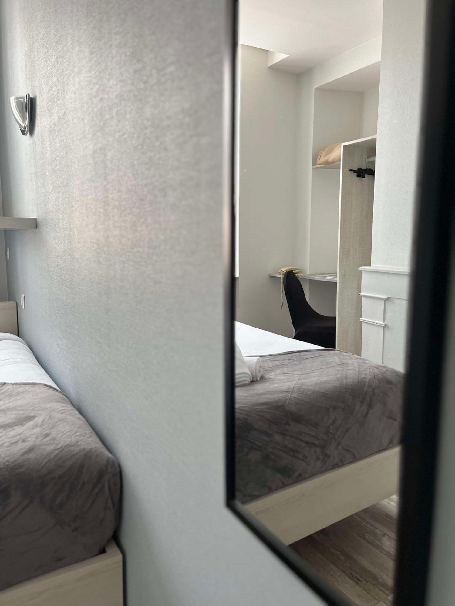 Brit Hotel Du Dauphin LʼAigle Εξωτερικό φωτογραφία